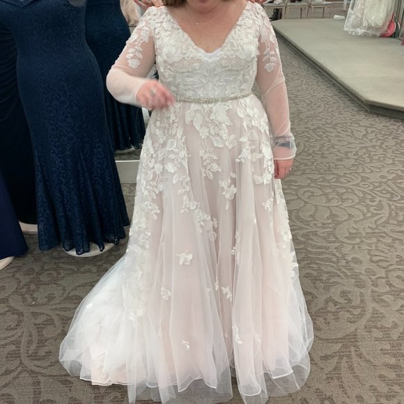 Galina Signature Wedding Gown - Picture 2 of 3